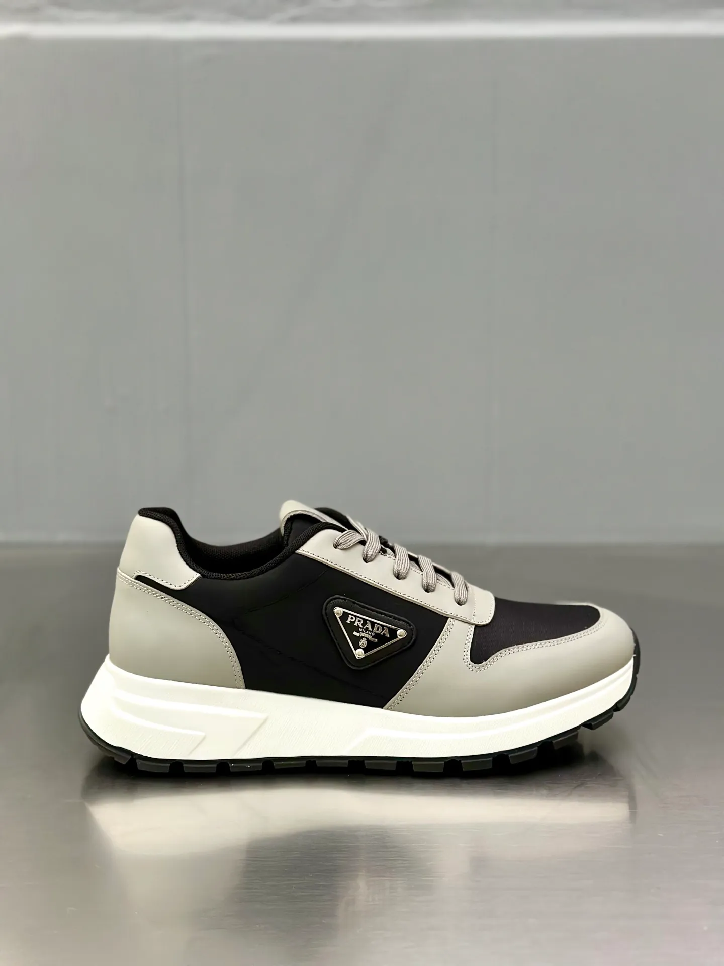 💰740 Prada/Prada men's new mesh stitching sneakers. This sneaker presents a modern version, reinterpreting the brand's archive style with clean lines and smooth details. The shoes are made of calf leather and technical fabric, with a triangular metal logo on the outside, bright TPU decoration on the heel, and a longer and padded inner heel design for a more comfortable fit. The tongue is decorated with a silk-screen logo, and is paired with a hollow rubber sole on the heel. The full cowhide lining comes standard with logo cowhide foot pads, making the upper foot taller, more comfortable, and versatile! Comes with full original packaging! Size: 39-40-41-42-43-44 standard leather shoe size (45 can be customized and does not support returns)